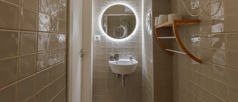 Douche, séchoir à cheveux, serviettes fournies, savon
