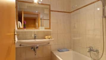 Basic-Doppelzimmer, Balkon, Bergblick | Badezimmer