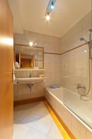 Basic Double Room, Balcony, Mountain View | Bathroom | Hair dryer, towels, soap, toilet paper - Hotel Pension Koch (Uttendorf)