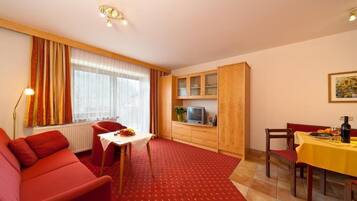 Eenvoudige tweepersoonskamer, balkon, uitzicht op bergen