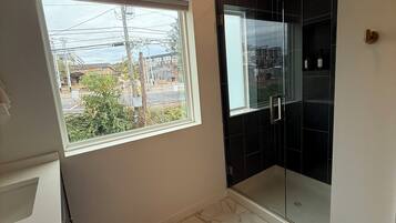 Douche, sèche-cheveux, serviettes fournies, savon