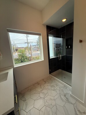 Douche, sèche-cheveux, serviettes fournies, savon