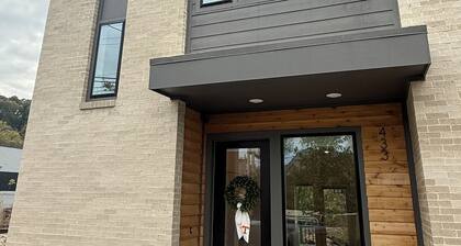 The ‘98! Our townhome just minutes from Neyland!