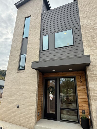 The ‘98! Our townhome just minutes from Neyland!