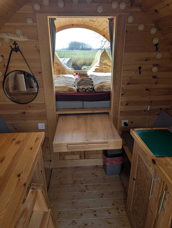 1 bedroom, bed sheets