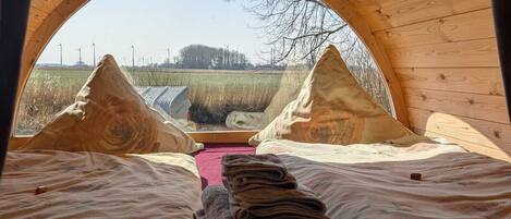 1 bedroom, bed sheets