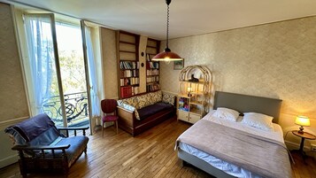 1 habitación y tabla de planchar con plancha 