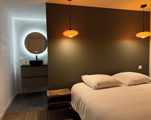 4 bedrooms, travel crib, free WiFi, bed sheets