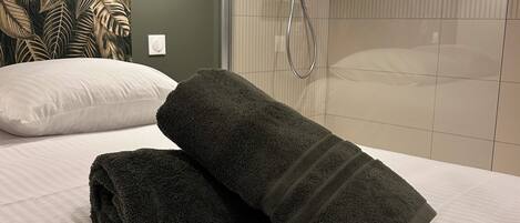 4 bedrooms, travel crib, free WiFi, bed sheets