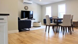 Smart TV, fireplace, stereo, computer monitors - Chelton Sanctuary | 7 Person Hot Tub, 2 King Beds, EV Charger, Full Office & A/C (Chelton)