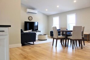 Smart-TV, Kamin, Stereoanlage, Computerbildschirme