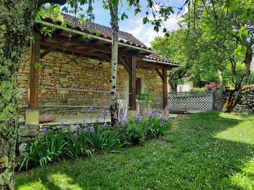 Charming gîte with large swimming pool in the Lot department