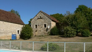 A stone building with a pool in front. - Charming gîte with large swimming pool in the Lot department (CANIAC DU CAUSSE)