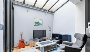 TV - Appartement design & confortable avec terasse (Paris)