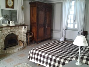 3 bedrooms, iron/ironing board, Internet, bed sheets - La Buissonnière, a very large 18th-century house with swimming pool. (Les Moutiers en Auge)