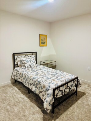 4 bedrooms, iron/ironing board, WiFi, bed sheets - Brand new & beautiful home in great neighborhood of N Merced (Merced)