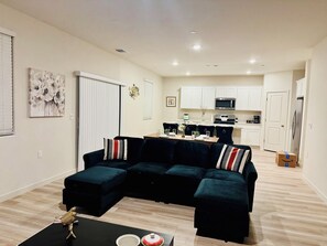 Living area - Brand new & beautiful home in great neighborhood of N Merced (Merced)