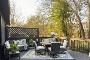 Outdoor dining - Fully Furnished 3-Bedroom Home with outdoor Deck & Prime Occoquan Location (Woodbridge)