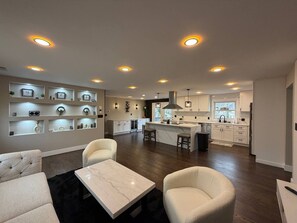 TV - Fully Furnished 3-Bedroom Home with outdoor Deck & Prime Occoquan Location (Woodbridge)