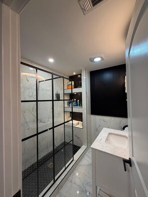 Shower, hair dryer, towels, soap - Fully Furnished 3-Bedroom Home with outdoor Deck & Prime Occoquan Location (Woodbridge)