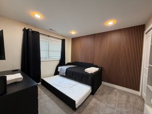 3 bedrooms, iron/ironing board, WiFi, bed sheets - Fully Furnished 3-Bedroom Home with outdoor Deck & Prime Occoquan Location (Woodbridge)