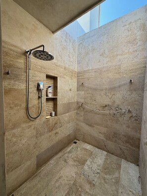 Shower, hair dryer, towels, soap - NEW beachfront home with Chef included (Progreso)