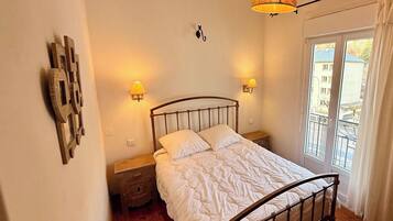 Apartamento | 2 dormitorios y tabla de planchar con plancha