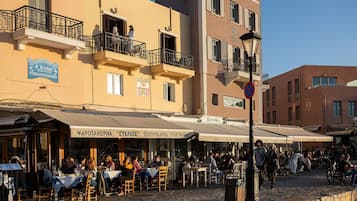 Deluxe Apartment, Sea View | Outdoor dining