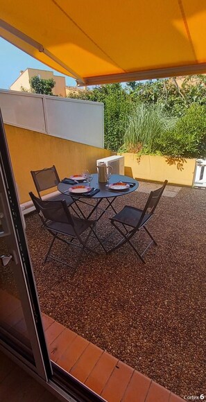 Outdoor dining - Studio with terrace in beautiful residence 300 m from the beach (Agde)