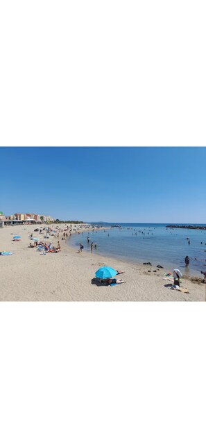 Beach - Studio with terrace 300 m from the beach with private parking space  (Agde)
