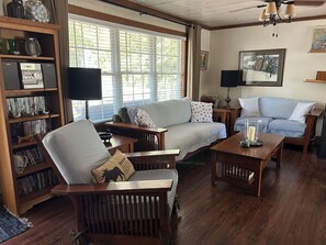 Téléviseur connecté, lecteur de DVD, livres, sélection de musique