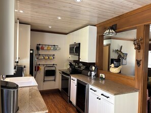 Réfrigérateur, four à micro-ondes, un four, surface de cuisson