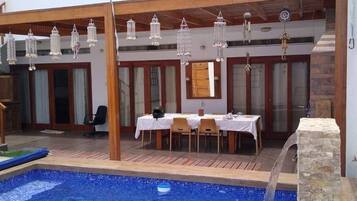 Hồ bơi ngoài trời