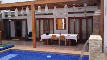 Kamer, 1 slaapkamer, roken, patio | Zwembad | Een buitenzwembad