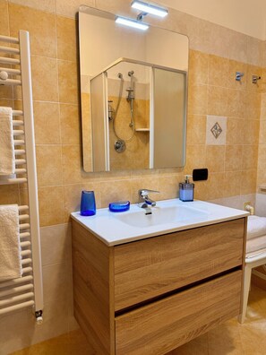 Shower, hair dryer, bidet, towels - Sunset over Stromboli | Private sea-view patio (Drapia)