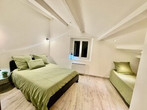 Unclassified image, 4 of 17, button - House in the heart of Sisteron (Sisteron)