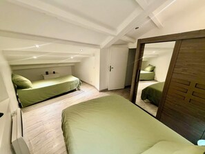 Unclassified image, 2 of 17, button - House in the heart of Sisteron (Sisteron)