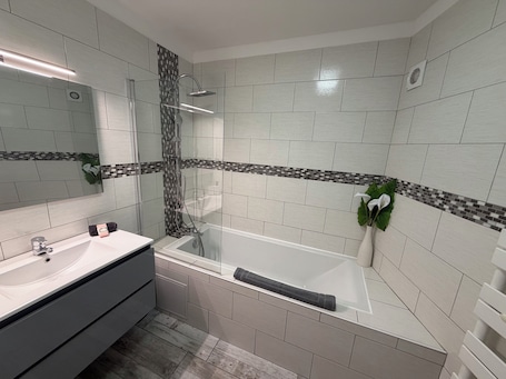 Hair dryer, towels, toilet paper. House in the heart of Sisteron