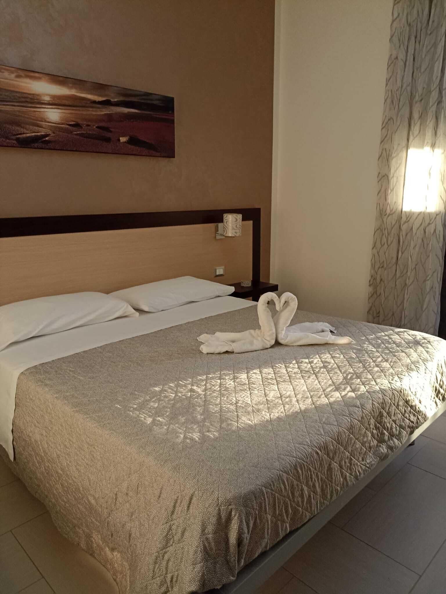 Minibar, brankas, dan Wi-Fi gratis