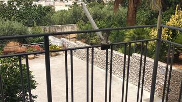 Camera con letto matrimoniale o 2 letti singoli, vista giardino | Minibar, una cassaforte in camera, Wi-Fi gratuito