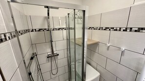 Apartment | Bathroom - Quiet Corner Near the Mountain Road (Mont-Dore)