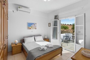 2 bedrooms, iron/ironing board, free WiFi, bed sheets - Anthoula's Sea View Apartment (27R5+C6 Piso Livadi)