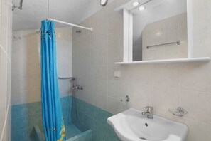 Shower, hair dryer, towels, soap - Anthoula's Sea View Apartment (27R5+C6 Piso Livadi)