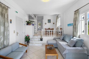 Smart TV - Anthoula's Sea View Apartment (27R5+C6 Piso Livadi)
