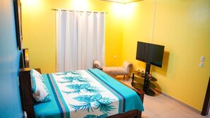 4 habitaciones, tabla de planchar con plancha, wifi y ropa de cama 