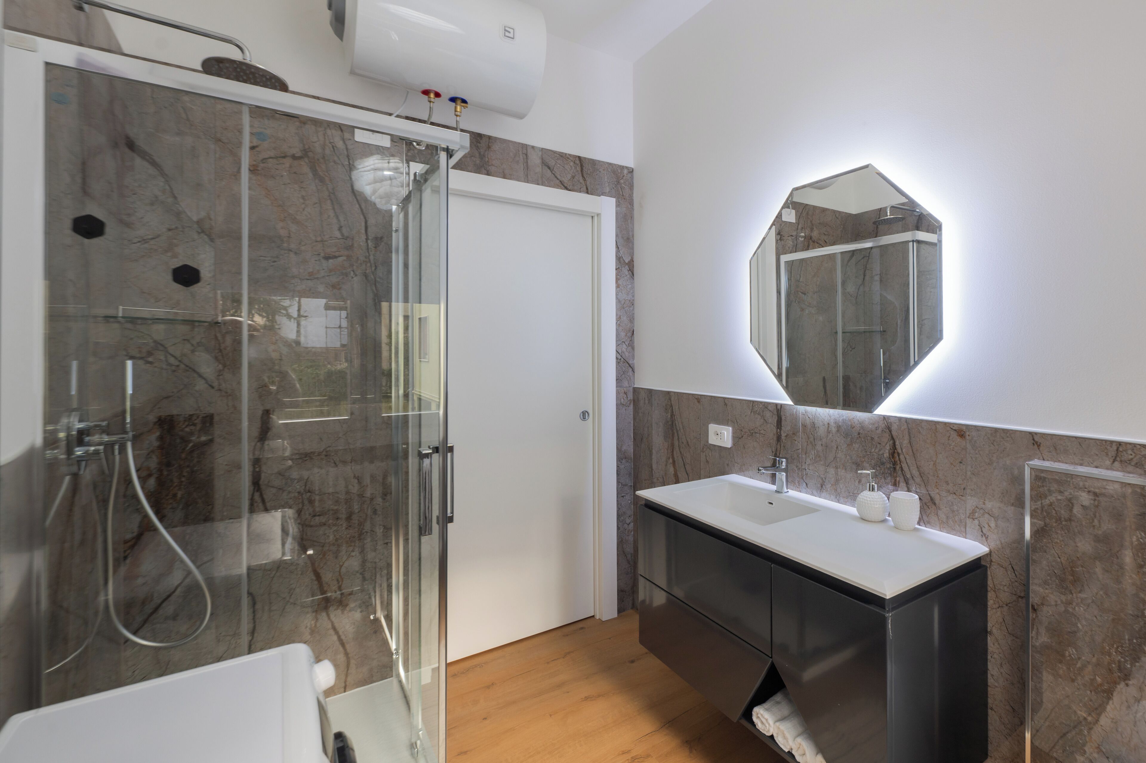 Sèche-cheveux, serviettes fournies, savon, papier toilette