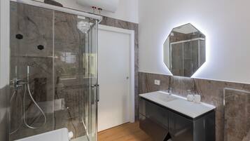 SĂšche-cheveux, serviettes fournies, savon, papier toilette