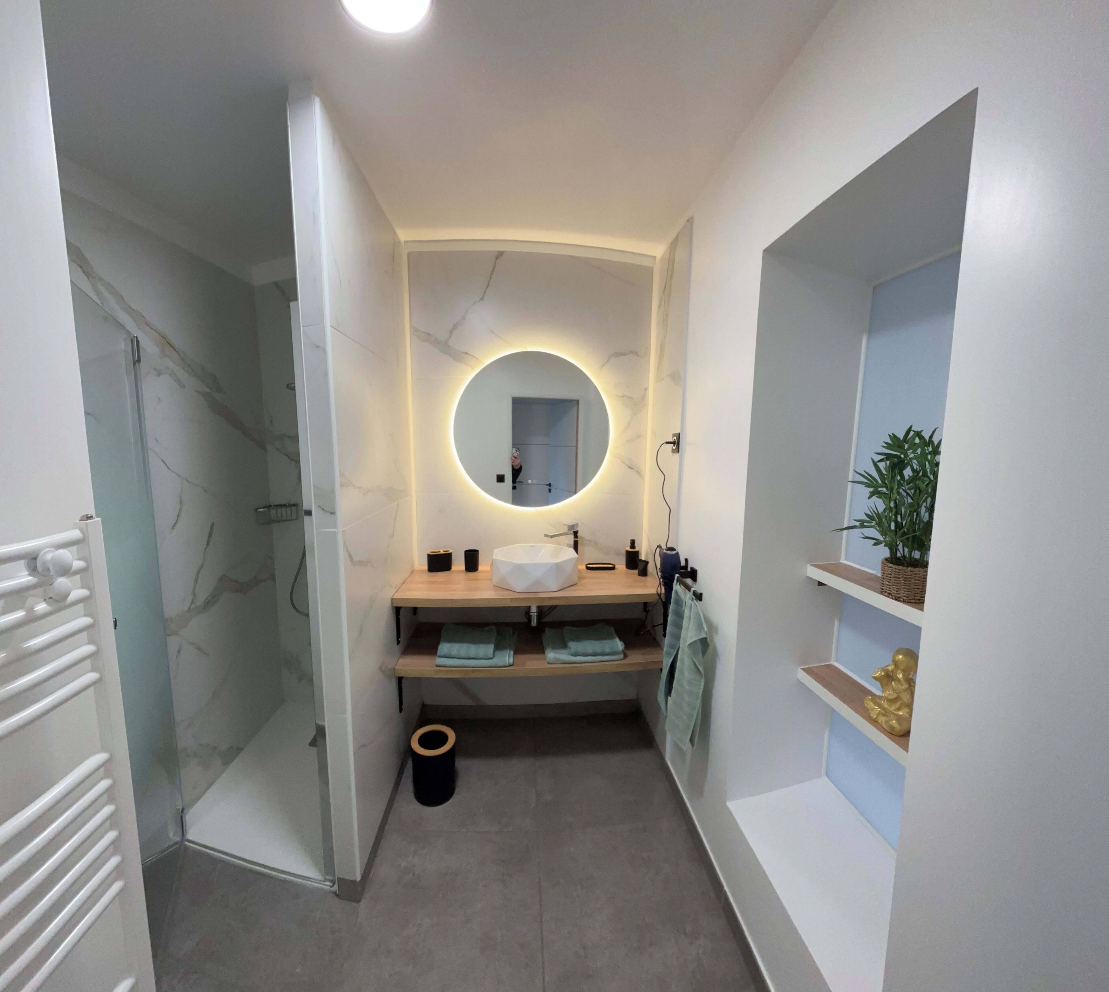 Een douche, een haardroger, handdoeken, zeep
