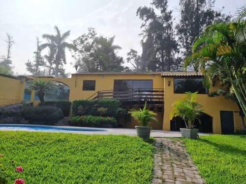 Casa California surrounded by greenery and colors, pool, jacuzzis, sauna and gardens!