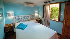 Un dormitorio con cama, mesitas de noche, una ventana con cortinas y paneles decorativos en la pared.